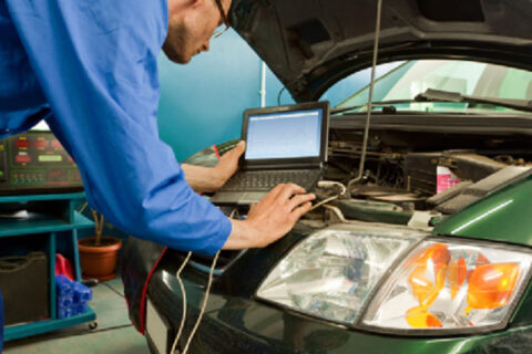 MECHANIC SUPERVISING ON LAPTOP